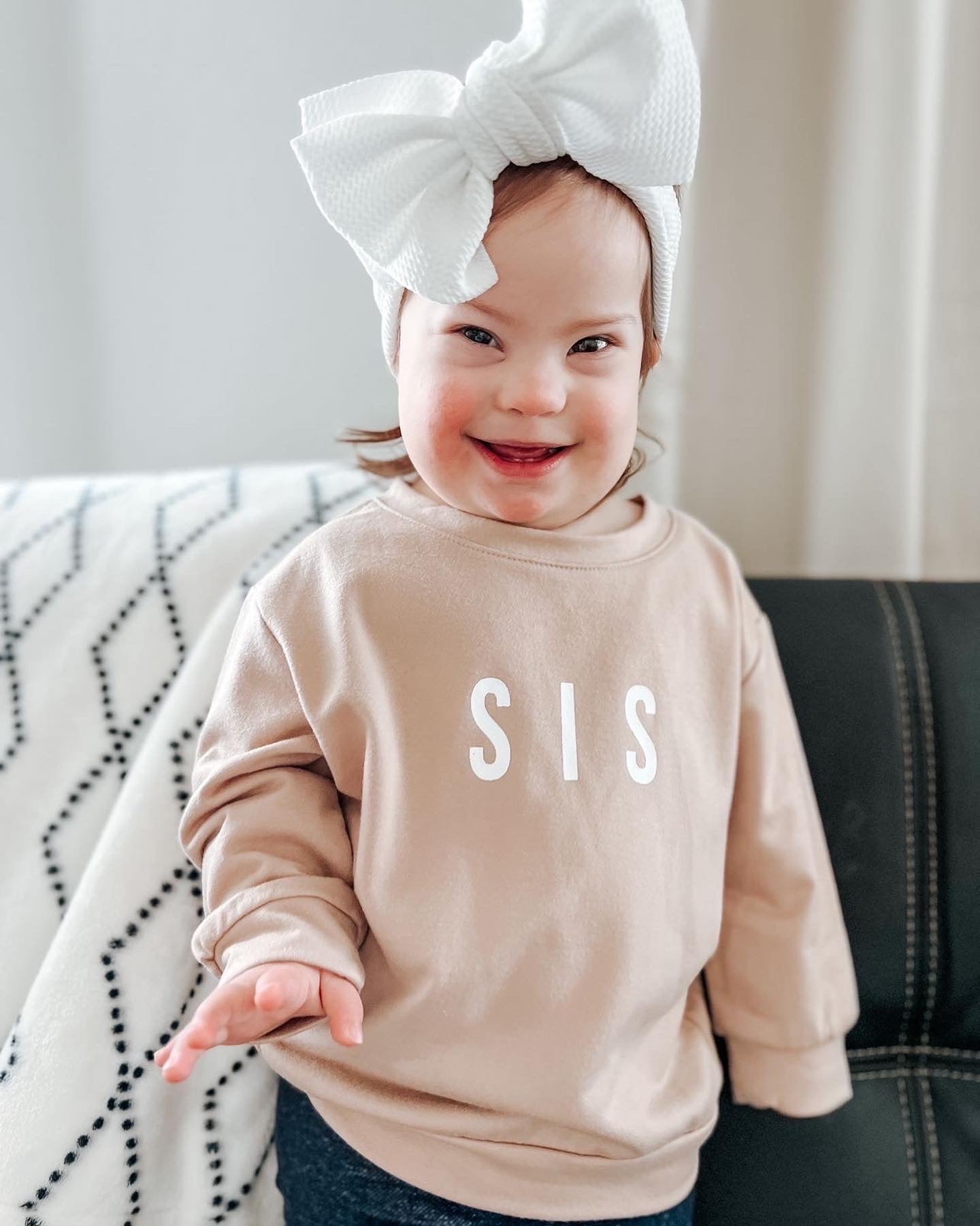 "SIS" LONG SLEEVE PULLOVER